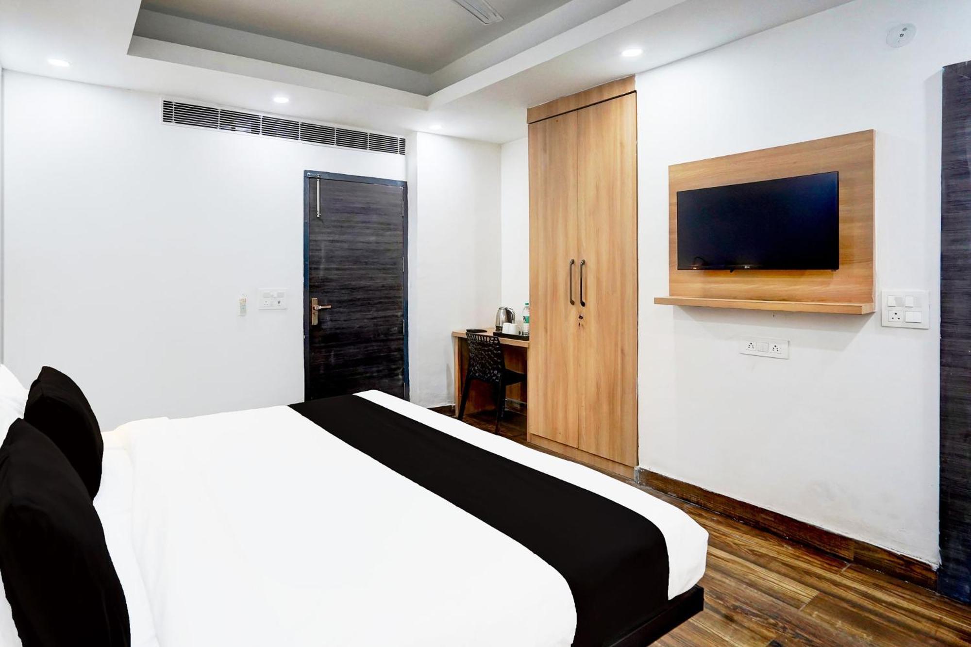 Super Townhouse Sector 104 Noida Hotel Eksteriør billede